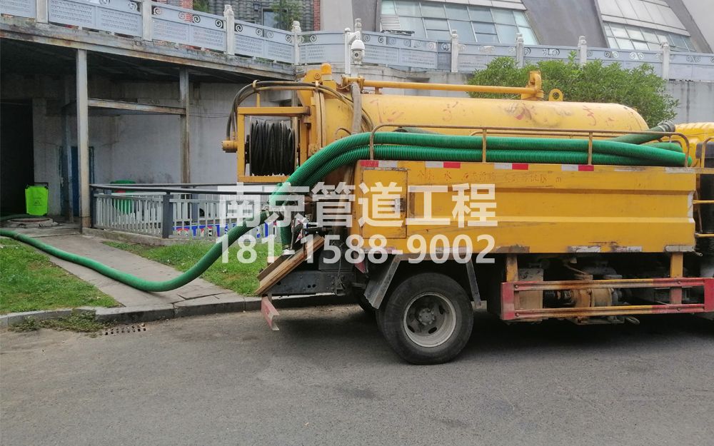 277十字街商场隔油池吸污