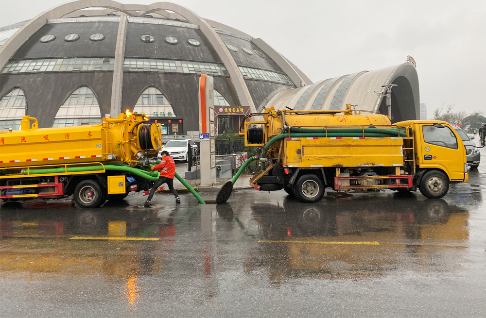 十字街商场管道清淤