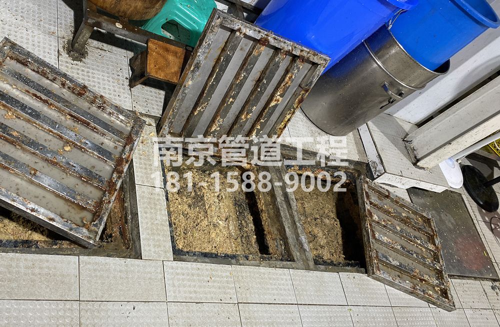 278十字街城管中队食堂隔油池清理